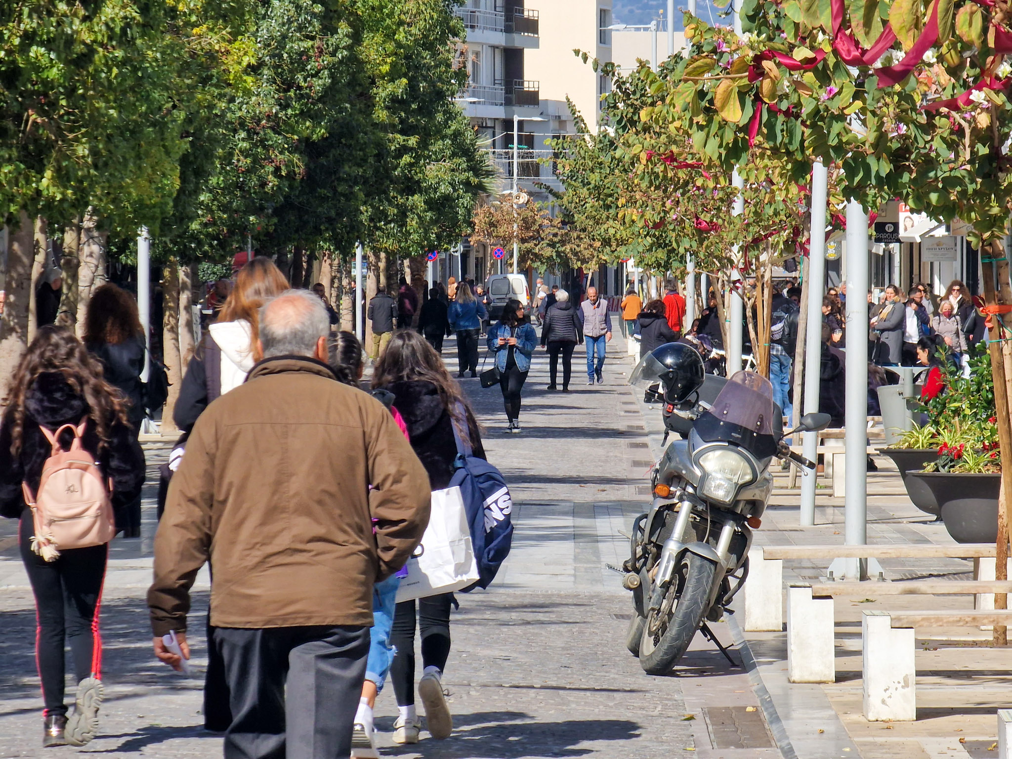 Ludzie idący deptakiem w Heraklionie