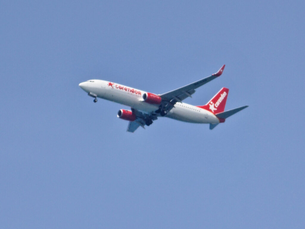 Samolot lecący na lotnisko w Heraklionie