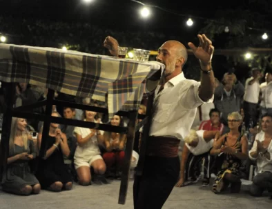 Grecki wieczór - taniec ze stołem