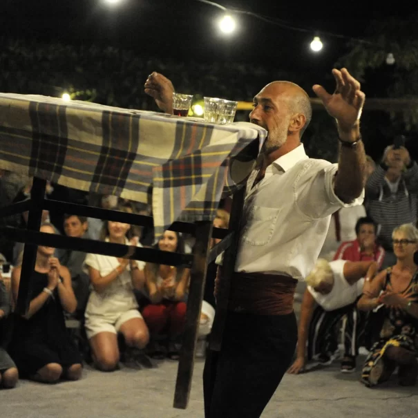 Grecki wieczór - taniec ze stołem